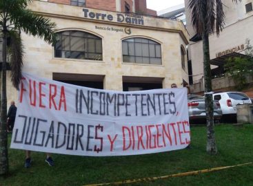 Hinchas del DIM manifestaron su inconformidad con el granadino Raúl Giraldo