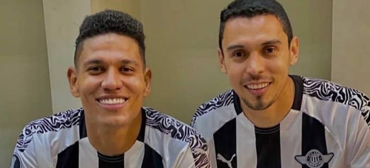 Alex Mejía y Daniel Bocanegra, campeones con Libertad de Paraguay