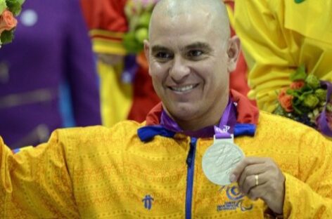 A los 47 años, Moisés Fuentes ganó medalla de plata en los Paralímpicos
