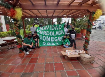 La barra Los Del Sur de La Ceja, Rionegro y El Carmen entregó regalos a los niños y las niñas