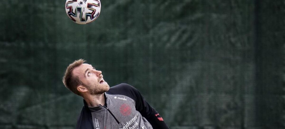 Christian Eriksen vuelve a tocar un balón 173 días después de sufrir un paro cardíaco en la Eurocopa
