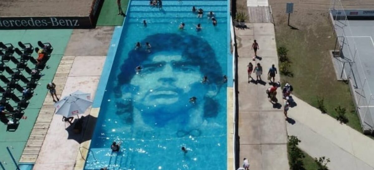 Homenaje subacuático: el rostro de Diego Armando Maradona fue dibujado en una piscina