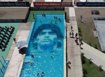 Homenaje subacuático: el rostro de Diego Armando Maradona fue dibujado en una piscina
