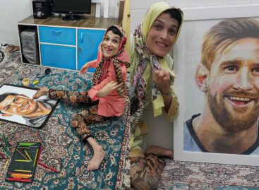 Artista iraní pintó el retrato de Lionel Messi y Cristiano Ronaldo ¡con los pies!