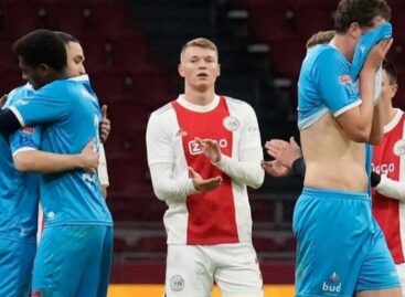 Futbolista que lucha contra un cáncer jugó contra el Ajax: compañeros y rivales hicieron pasillo de honor