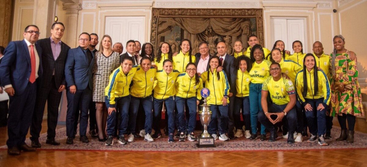 Gobierno entregó reconocimientos económicos a la Selección Femenina de Fútbol de Salón