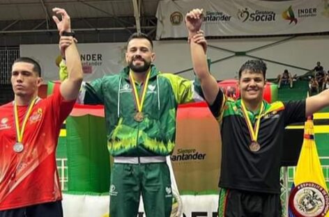 El luchador cejeño Carlos Andrés Muñoz se consagró campeón en Bucaramanga