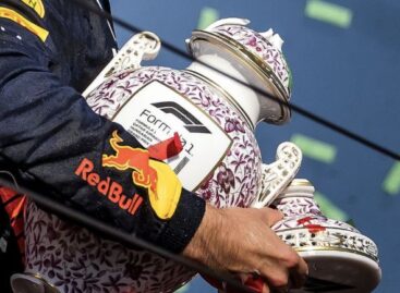 Blooper en la Fórmula 1: en el podio, piloto rompió el trofeo del ganador